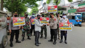 Babinsa Koramil 02/TB Sosialisasi PPKM dan Bagikan Masker di Dua Lokasi