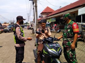 Kedapatan Tidak Menggunakan Masker, Begini Tindakan Yang Diberikan Oleh Petugas Kepada Warga