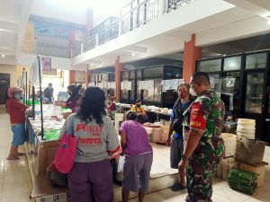 Babinsa Beri Himbauan Prokes Kepada Pedagang Dan Pembeli Di Pasar Tradisional