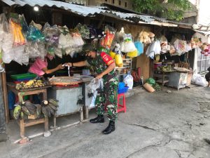 Dengan Ramah, Sopan Dan Humanis Serda Budiono Bagikan Masker Gratis