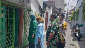 Babinsa Kelurahan Kemlayan Distribusian Obat Kepada Warga isoman di Wilayah
