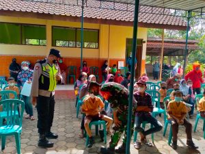 Penuh Keakraban, Babinsa Dan Bhabinkamtibmas Berikan Motivasi Anak Sebelum Divaksin