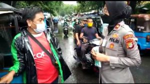 Satuan Binmas Polres Metro Jakarta Barat Bagikan Masker Gratis Kepada Pedagang, Tukang Bajaj dan Ojol di Sekitar PD Pasar Jaya Tomang
