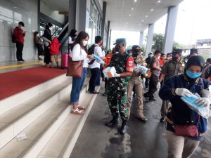 38.000 Masker Dibagikan Babinsa Koramil 02/TB Bersama BNPB dan Tiga Pilar
