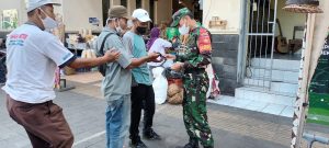 Gass Pooll..!! Babinsa Berikan Himbauan Prokes Dan Bagikan Masker Gratis Kepada Warga