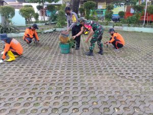 Cegah Penyebaran Omicron, Babinsa Keprabon Bersama Warga Laksanakan Kerja Bhakti