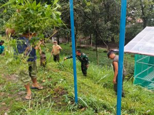 Cegah Penyebaran Omicron, Sertu Priyanto Pimpin Kerja Bakti Bersihkan Lingkungan