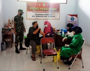 Babinsa Koramil 01/Wonogiri Dampingi Pelaksanaan Vaksin Boster Kepada Warga