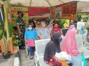 Babinsa Koramil 02/TB Monitoring Giat Penyerahan Kartu BPNT Kepada IRT dan Lansia di Kalianyar