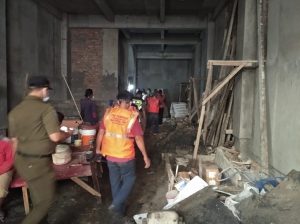 Babinsa Koramil 02/TB, Polsek Tambora, Pol PP Bersama P2B Jakbar Bongkar Bangunan Tanpa IMB