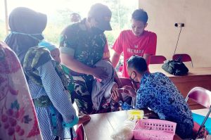 Dengan Penuh Perhatian Babinsa, Siswa SD Ini Berani Di Vaksin