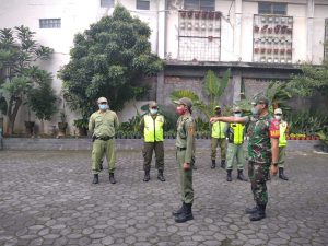 Bakar Semangat Linmas, Babinsa Kelurahan Joyotakan Latihkan PBB dan Yel-yel