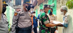 Jum’at Berkah, Babinsa Koramil 02/TB Bagikan Bantuan Beras Bagi Warga Kurang Mampu di Duri Selatan