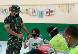 Kasdim 0505/JT Pantau Giat Serbuan Vaksinasi Dosis-1, 2 dan Vaksin ke 3 Booster di SD Kartika Jaya X-7 Cipinang Melayu