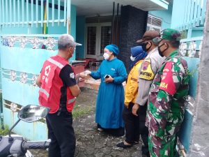 Di Masa PPKM Level 2, Babinsa Bersama Babinkamtibmas Berikan Obat Kepada Warga Isoman