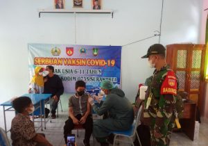 Babinsa Banyuanyar Pantau Vaksinasi Ke 2 Anak Usia 6-12 TH Di SDTQ Al Abidin