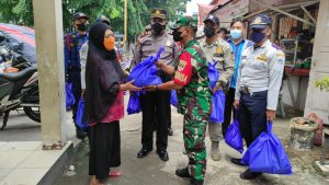 Koramil 02/TB Berikan Bantuan Beras Bagi Warga Kurang Mampu di Kel. Angke