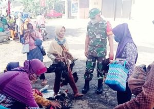 Guna Mencegah Penyebaran Virus Omicron, Babinsa Berikan Imbauan Kepada Pedagang Dipasar Tradisonal
