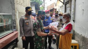 Babinsa Koramil 02/TB Salurkan Bantuan Dari Koramil 02/TB Bagikan ke Warga Kurang Mampu