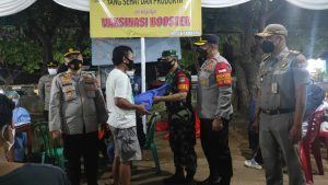 Babinsa Koramil 02/TB Kodim 0503/JB Monitoring Giat Vaksinasi Booster di Pasar Mitra