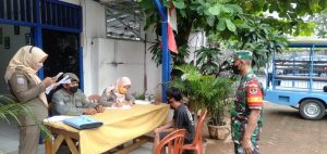 Giat Tertib Masker Level-3 Oleh Babinsa dan Tiga Pilar Kelurahan Penggilingan