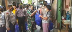 Babinsa Koramil 02/TB Kodim 0503/JB Bersama Tiga Pilar Salurkan Bantuan Kepada Warga Kurang Mampu