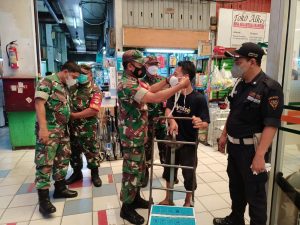 Penerapan PPKM Level- 3, Babinsa Bersama Tiga Pilar di Pasar Pramuka