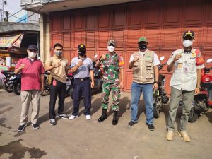 Giat Tertib Masker PPKM Level 3 Oleh Babinsa Cipayung dan Tiga Pilar