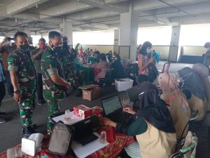 Dandim Solo Sidak Serbuan Vaksinasi Covid-19 Dosis Ke-3 di Mall Matahari Singosaren