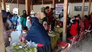 Dukung Percepatan Vaksin Babinsa Dampingi Warga Saat Vaksinasi Covid-19