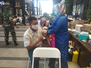 Danrem 051/Wkt Tinjau Vaksinasi Massal, Berharap Masyarakat Tetap Patuhi Prokes