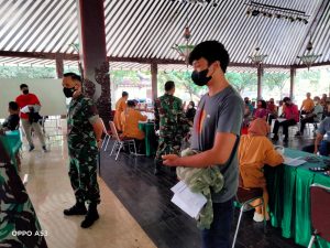 Kebut Vaksinasi Booster di Kota Surakarta Dandim 0735/Surakarta Mengunjungi Pelaksanaan Vaksinasi di Wilayah Koramil 04/Jebres