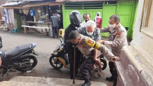 Polsek Palmerah Bantu Warga Peroleh Gelar Vaksinasi Dimako