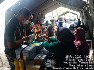 Danramil 01/TS Kodim 0503/JB Pantau dan Berikan Edukasi di Serbuan Vaksinasi TNI