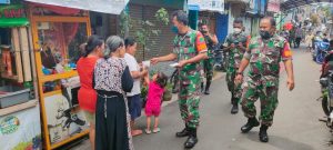 Pencegahan Penyebaran Covid-19, Babinsa Koramil 01 Jatinegara Bagikan Masker diKampung Pancasila