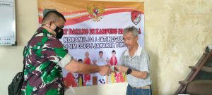 Pencegahan Penyebaran Covid-19, Babinsa Koramil 01 Jatinegara Bagikan Masker diKampung Pancasila