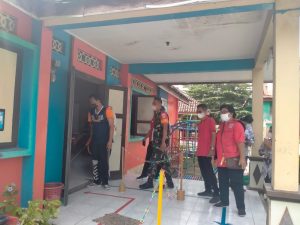 Waspadai Omicron Babinsa Gandekan Bersama PMI Lakukan Penyemprotan Disinfekten