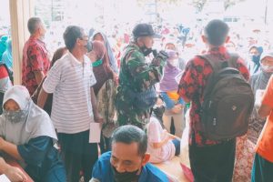 Dengan Penuh Humanis, Babinsa Berikan Himbauan Kepada Warga Dilokasi Vaksinasi