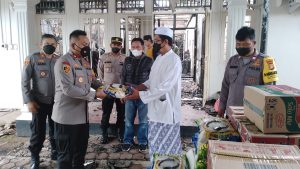 Polsek Kembangan Kompol Binsar H Sianturi, Bantu Korban Kebakaran Siap Saji di Meruya Selatan