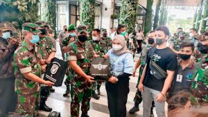 Pangdam Jaya TNI Secara Simbolis Bagikan Bingkisan di Living Plaza Peserta Yang Sudah Vaksinasi
