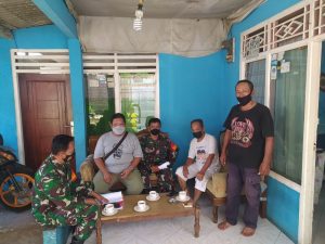 Duduk Bersama Warga Teras Rumah Bapak Sopian ketua RT 05/02 Kelurahan Cilodong Babinsa Sampaikan Pesan Prokes, Vaksin Dan Kamtibmas