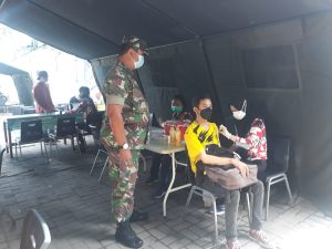 Aksi Nakes Kesdam Jaya di Serbuaan Vaksinasi Koramil 01/TS, Kodim Jakarta Barat