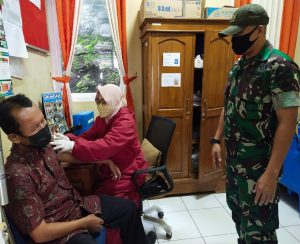 Sinergitas Anggota Koramil Dan Polsek Purwantoro Dampingi Vaksinasi Kepada Warga