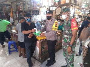 Kompak..!! Babinsa dan Bhabinkamtibmas Kelurahan Nusukan Bagikan Masker Dipasar Tradisional