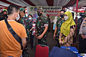 Dandim 0508/Depok Dampingi Pangdam Jaya Tinjau Vaksinasi di Pasar Agung