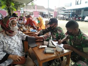 Guna Percepatan Vaksinasi, Anggota Koramil Membantu Tenaga Kesehatan Berikan Pelayanan Kepada Warga