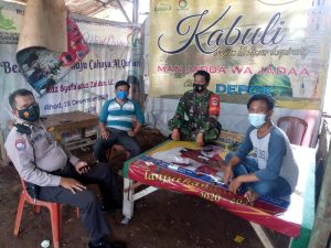 Komsos ke Warga: Babinsa Koramil Pancoran Mas Depok: Perketat Prokes dan Lengkapi Vaksinasi