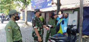 Babinsa Purwosari Bersama Bhabinkamtibmas Cek Prokes Guna Menekan Penyebaran Covid-19