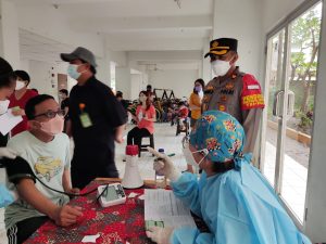 Kompol Ardhie Demastyo Meninjau Vaksinasi Warga Rusun Flamboyan Cengkareng Jakarta Barat