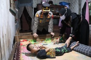 Kapolres Kendal Bersama Ketua Bhayangkari Cabang Kendal Serahkan Bantuan Kepada Penderita Retradasi Mental